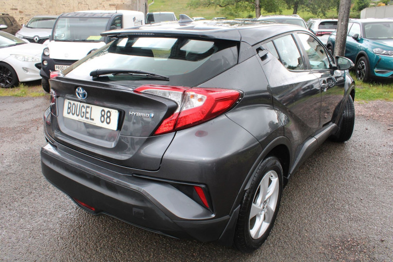 Photo 3 de l'offre de TOYOTA C-HR DYNAMIC 1L2 122 CV HYBRIDE GPS 3D CAMÉRA USB JA 17 LED RÉGULATEUR BOITE AUTO CVT à 19990€ chez Bougel transactions