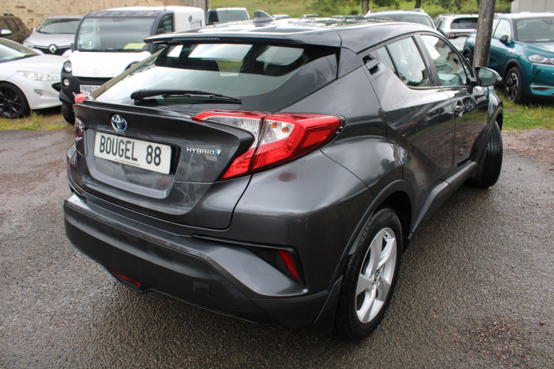 Photo 4 de l'offre de TOYOTA C-HR DYNAMIC 1L2 122 CV HYBRIDE GPS 3D CAMÉRA USB JA 17 LED RÉGULATEUR BOITE AUTO CVT à 19990€ chez Bougel transactions