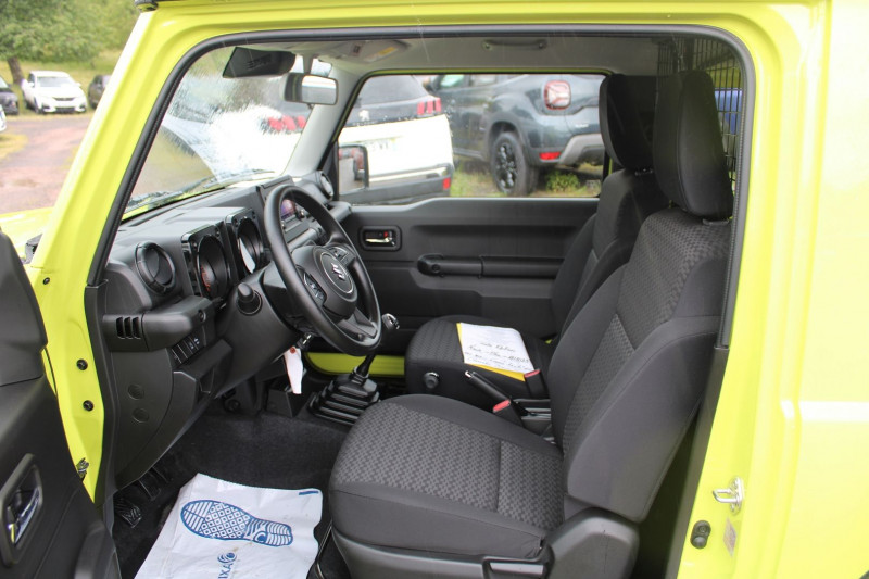 Photo 8 de l'offre de SUZUKI JIMNY III VVT 102 CV PRIVILEGE ESSENCE  4X4  CLIM RÉGULATEUR USB BLUETOOTH TVA=22492 E HT à 26990€ chez Bougel transactions