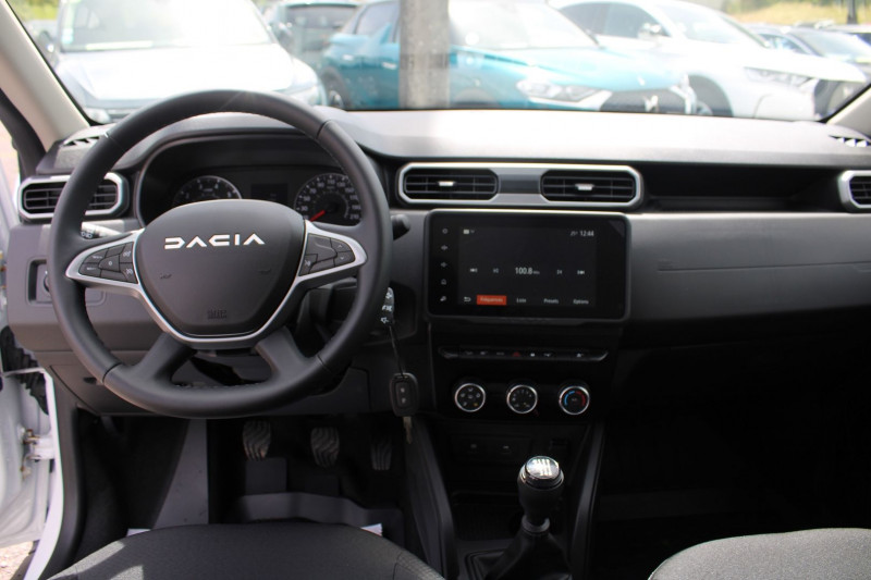 Photo 10 de l'offre de DACIA DUSTER 5 BLUE DCI 115 CV EXPRESSION  4X4  GPS CARPLAY JA 16 FULL LED USB RADAR RÉGULATEUR à 23990€ chez Bougel transactions