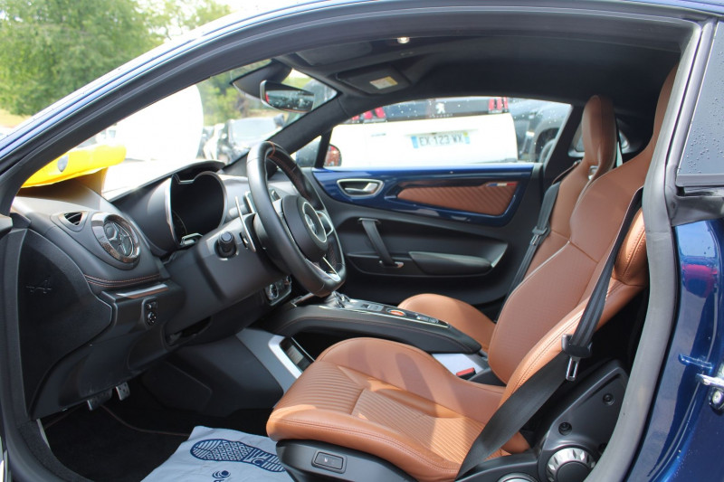 Photo 8 de l'offre de ALPINE A110 LEGENDE GT TURBO 252 NUMÉROTÉE LIMITÉE 217/400 BOITE AUTO CAMÉRA CUIR GPS 2X USB à 65000€ chez Bougel transactions