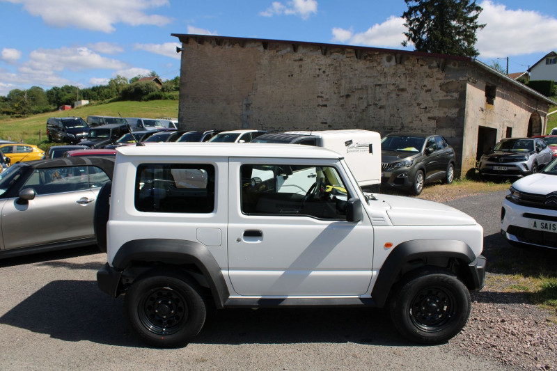 Photo 6 de l'offre de SUZUKI JIMNY III 1L5 VVT 102CV PRIVIÈGE 4X4 ATTELAGE RÉGULATEUR BLUETOOTH SIÈGES CHAUF. CLIM USB à 25900€ chez Bougel transactions