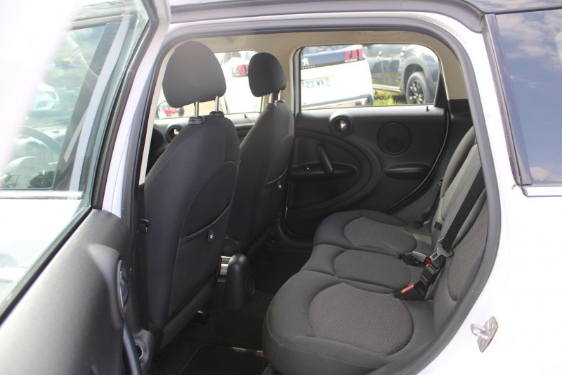 Photo 9 de l'offre de MINI COUNTRYMAN COOPER.D 112 4WD 4X4 BOITE AUTO 6V DIESEL BICOLOR CLIMAT LASER ABS ESP JA BLACKS à 14800€ chez Bougel transactions