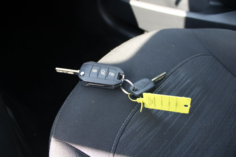 Photo 11 Peugeot 208 II AFFAIRE 82 CV ESSENCE PREMIUM PACK GPS 3D CLIM AUDIO USB RE BLUETOOTH RÃGULATEUR Essence BLANC BANQUISE en vente chez Bougel transactions Photo 11 de l'offre de PEUGEOT 208 II AFFAIRE 82 CV ESSENCE PREMIUM PACK GPS 3D CLIM AUDIO USB RE BLUETOOTH RÃGULATEUR à 6990€ chez Bougel transactions