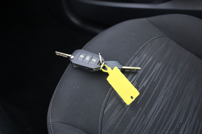 Photo 14 Peugeot 208 II AFFAIRE 82 CV ESSENCE PREMIUM PACK GPS 3D CLIM AUDIO USB RE BLUETOOTH RÃGULATEUR Essence BLANC BANQUISE en vente chez Bougel transactions Photo 14 de l'offre de PEUGEOT 208 II AFFAIRE 82 CV ESSENCE PREMIUM PACK GPS 3D CLIM AUDIO USB RE BLUETOOTH RÃGULATEUR à 6990€ chez Bougel transactions