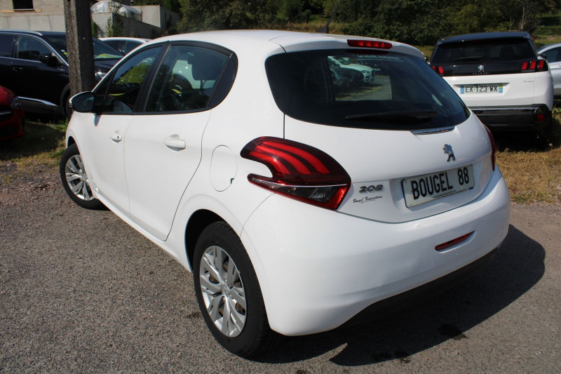 Photo 3 de l'offre de PEUGEOT 208 II AFFAIRE 82 CV ESSENCE PREMIUM PACK GPS 3D CLIM AUDIO USB RE BLUETOOTH RÉGULATEUR à 8500€ chez Bougel transactions