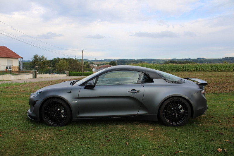 Photo 41 de l'offre de ALPINE A110 SÉRIE NUMÉROTÉE ENSTONE EDITION S  300 CV  PACK AÉRO CAMÉRA BOITE-AUTO+PALETTES à 99500€ chez Bougel transactions