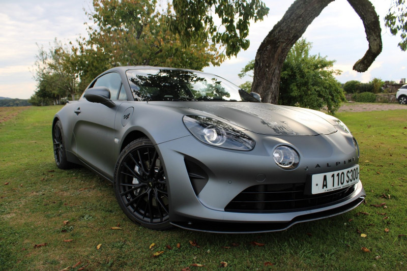 Photo 2 de l'offre de ALPINE A110 SÉRIE NUMÉROTÉE ENSTONE EDITION S  300 CV  PACK AÉRO CAMÉRA BOITE-AUTO+PALETTES à 99500€ chez Bougel transactions