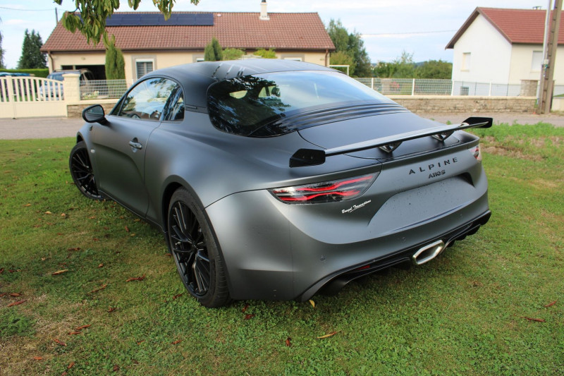 Photo 10 de l'offre de ALPINE A110 SÉRIE NUMÉROTÉE ENSTONE EDITION S  300 CV  PACK AÉRO CAMÉRA BOITE-AUTO+PALETTES à 99500€ chez Bougel transactions