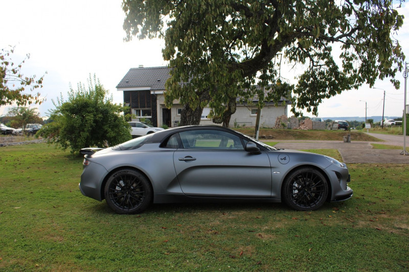 Photo 7 de l'offre de ALPINE A110 SÉRIE NUMÉROTÉE ENSTONE EDITION S  300 CV  PACK AÉRO CAMÉRA BOITE-AUTO+PALETTES à 99500€ chez Bougel transactions