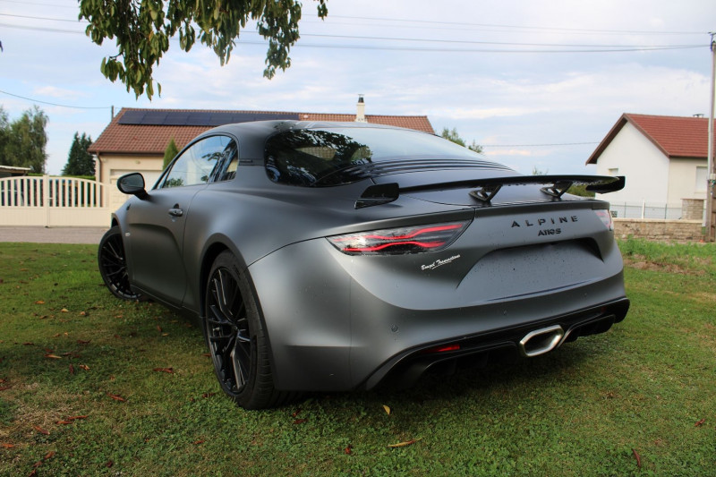 Photo 4 de l'offre de ALPINE A110 SÉRIE NUMÉROTÉE ENSTONE EDITION S  300 CV  PACK AÉRO CAMÉRA BOITE-AUTO+PALETTES à 99500€ chez Bougel transactions