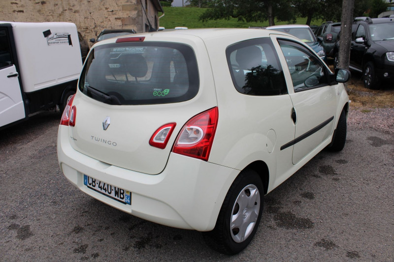 Photo 2 de l'offre de RENAULT TWINGO II AUTHENTIQUE ECO² 1L2 LEV 16V 75 CV AUDIO MP3 USB ORDINATEUR DE BORD RÉGULATEUR à 6990€ chez Bougel transactions