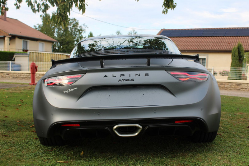 Photo 13 de l'offre de ALPINE A110 SÉRIE NUMÉROTÉE ENSTONE EDITION S  300 CV  PACK AÉRO CAMÉRA BOITE-AUTO+PALETTES à 99500€ chez Bougel transactions