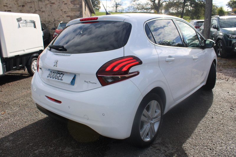 Photo 2 de l'offre de PEUGEOT 208 II ALLURE ESSENCE 110 BOITE 6V GPS MÉDIA USB REGULATEUR BLUETOOTH CLIM AUTO  ABS à 9400€ chez Bougel transactions