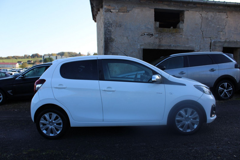 Photo 5 de l'offre de PEUGEOT 108 III STYLE VTI 72 CV ESSENCE GPS CARPLAY AUDIO MP3 RE CAMÉRA USB BLUETOOTH LIMITEUR à 11500€ chez Bougel transactions