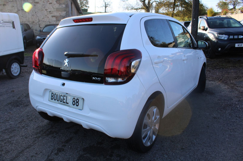 Photo 2 de l'offre de PEUGEOT 108 III STYLE VTI 72 CV ESSENCE GPS CARPLAY AUDIO MP3 RE CAMÉRA USB BLUETOOTH LIMITEUR à 11500€ chez Bougel transactions