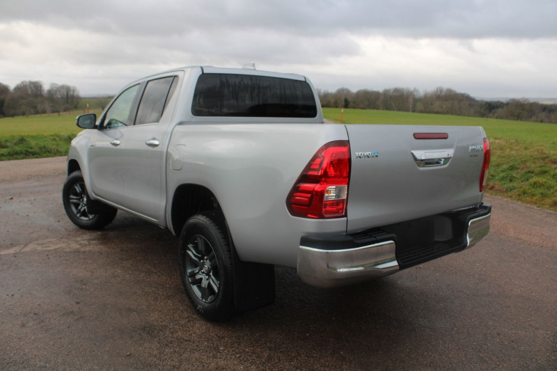 Photo 3 de l'offre de TOYOTA HILUX DOKA ACTIVE DBLE CAB 2L4 D-4D 150 CV GPS CAMÉRA ATTELAGE PACK HIVER BOITE AUTO à 46500€ chez Bougel transactions