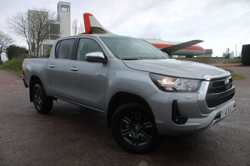 Toyota HILUX DOKA ACTIVE DBLE CAB 2L4 D-4D 150 CV GPS CAMÃRA ATTELAGE PACK HIVER BOITE AUTO Diesel GRIS SILBER Occasion à vendre