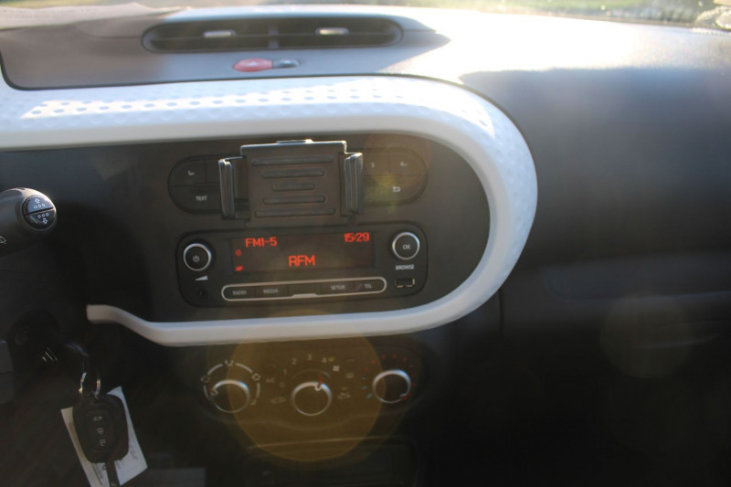 Photo 12 de l'offre de RENAULT TWINGO 4 ZEN PLUS SCE ESSENCE 70 CV CLIM AUDIO SATELITTE MP3 RE VT USB BLUETOOTH LIMITEUR à 9500€ chez Bougel transactions