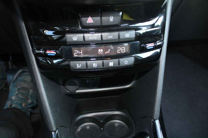 Photo 14 de l'offre de PEUGEOT 2008 II ALLURE 1L6 BLUE HDI 100 CV GPS 3D USB RE RADAR GRIP CONTROL BLUETOOTH RÃGULATEUR à 11990€ chez Bougel transactions