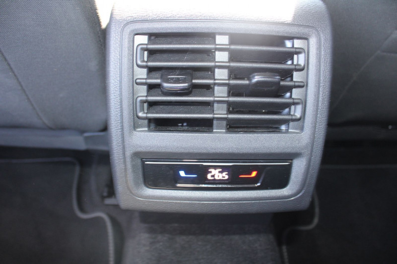 Photo 11 de l'offre de VOLKSWAGEN GOLF 8 MOVE 2L TDI 150 CV GPS 3D CAMÃRA FULL LED AUDIO USB JA 16 PACK HIVER RÃGULATEUR à 27500€ chez Bougel transactions