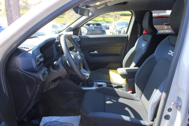 Photo 8 de l'offre de DACIA DUSTER VI EXTREME MILD HYBRIDE TCE 130 BOITE 6 CAMÃRA 360 ANGLES MORTS CLIM AUTO BLUETOOTH à 25990€ chez Bougel transactions