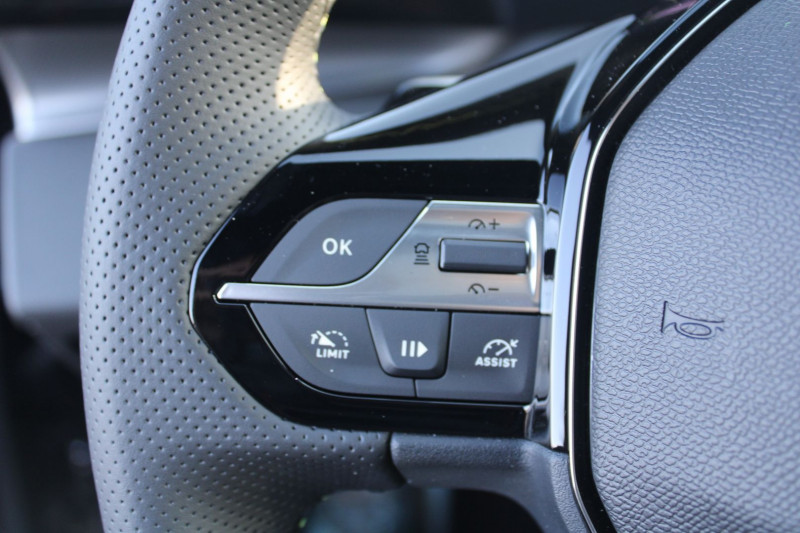 Photo 11 de l'offre de PEUGEOT 308 PHASE 4 GT 145 CV HYBRIDE GPS 3D CAMÃRA TOIT PANO FULL LED I-COKPIT USB BOITE AUTO DCS-6 à 31500€ chez Bougel transactions