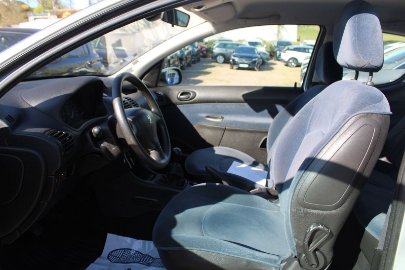Photo 7 de l'offre de PEUGEOT 206 1.6 16V XS PREMIUM 3P à 5500€ chez Bougel transactions