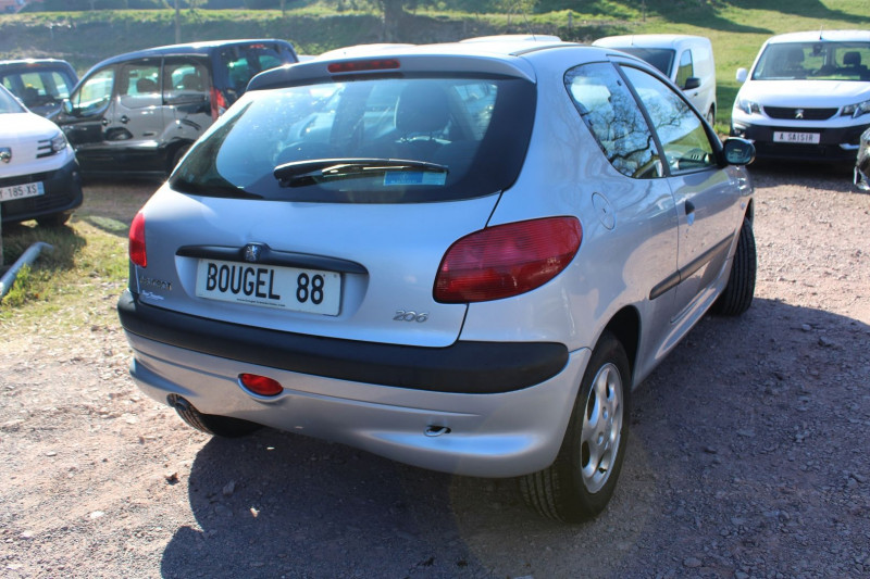 Photo 2 de l'offre de PEUGEOT 206 1.6 16V XS PREMIUM 3P à 5500€ chez Bougel transactions