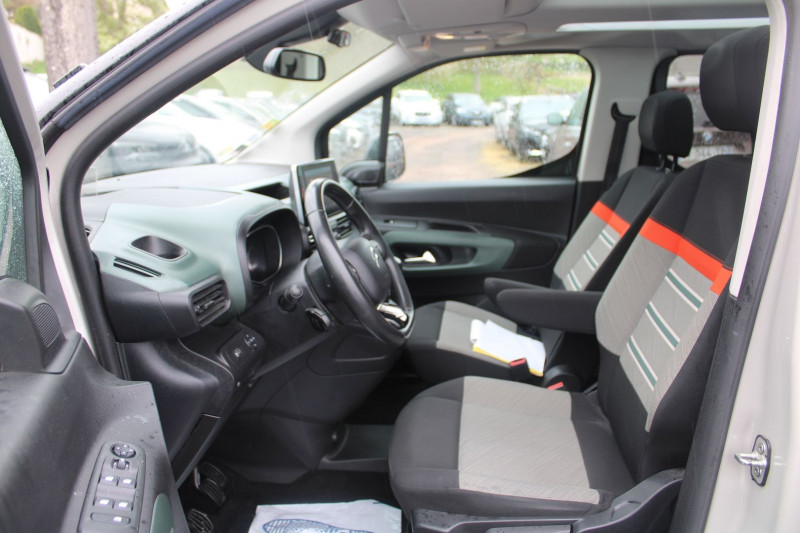 Photo 7 de l'offre de CITROEN BERLINGO 4 SHINE BLUE HDI 130 CV GPS 3D CAMÃRA MP3 USB JA 17 TOIT PANO RÃGULATEUR BLUETOOTH à 16500€ chez Bougel transactions
