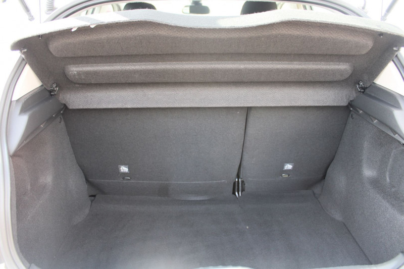 Photo 7 de l'offre de CITROEN C3 III FEEL BUSINESS ESSENCE 83 CV GPS USB RÃGULATEUR BLUETOOTH CLIMAT  4 VITRES ELECT à 10900€ chez Bougel transactions