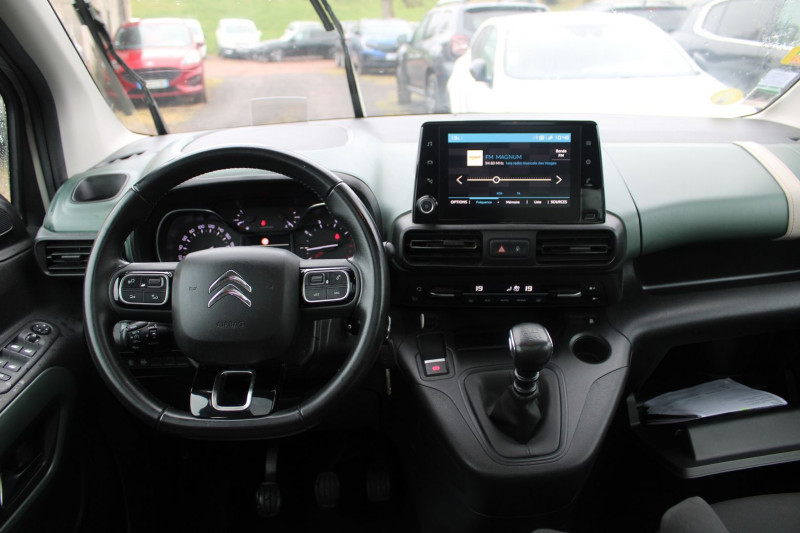 Photo 8 de l'offre de CITROEN BERLINGO 4 SHINE BLUE HDI 130 CV GPS 3D CAMÃRA MP3 USB JA 17 TOIT PANO RÃGULATEUR BLUETOOTH à 16500€ chez Bougel transactions