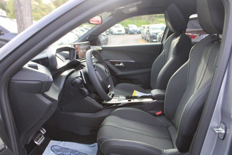 Photo 8 de l'offre de PEUGEOT 2008 PHASE 4 GT 145 CV HYBRIDE GPS 3D TOIT PANO CAMÃRA 360Â° I-COKPIT JA 17 BOITE AUTO DCS-6 à 28900€ chez Bougel transactions
