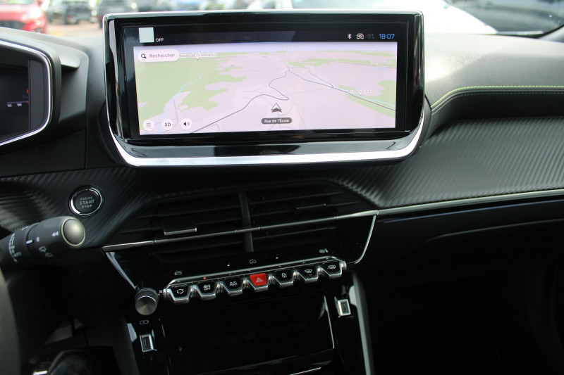 Photo 16 de l'offre de PEUGEOT 2008 PHASE 4 GT 145 CV HYBRIDE GPS 3D TOIT PANO CAMÃRA 360Â° I-COKPIT JA 17 BOITE AUTO DCS-6 à 28900€ chez Bougel transactions