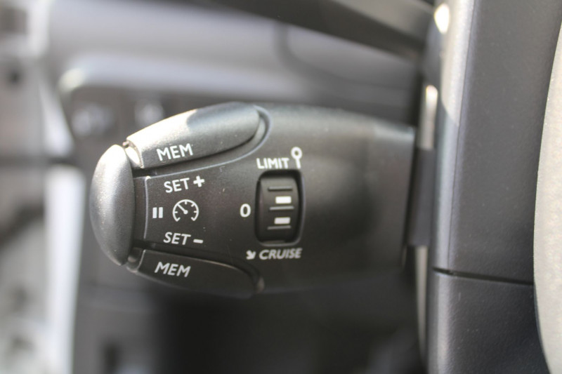 Photo 11 de l'offre de CITROEN C3 III FEEL BUSINESS ESSENCE 83 CV GPS USB RÃGULATEUR BLUETOOTH CLIMAT  4 VITRES ELECT à 10900€ chez Bougel transactions