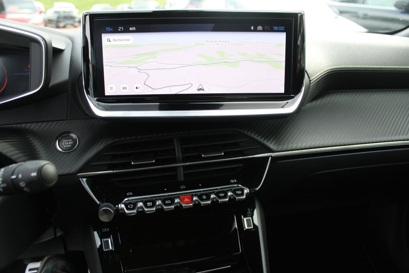 Photo 15 de l'offre de PEUGEOT 2008 PHASE 4 GT 145 CV HYBRIDE GPS 3D TOIT PANO CAMÃRA 360Â° I-COKPIT JA 17 BOITE AUTO DCS-6 à 28900€ chez Bougel transactions
