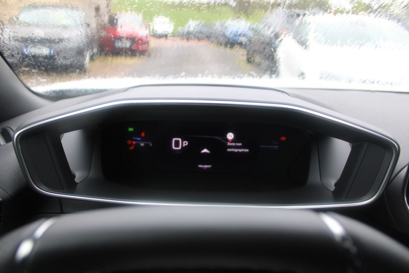 Photo 12 de l'offre de PEUGEOT 2008 PHASE 4 GT 145 CV HYBRIDE GPS 3D TOIT PANO CAMÃRA 360Â° I-COKPIT JA 17 BOITE AUTO DCS-6 à 28900€ chez Bougel transactions