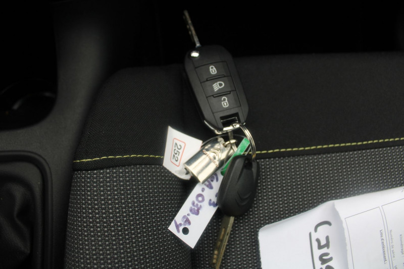 Photo 13 de l'offre de CITROEN C3 PHASE 4 FEEL BUSINESS ESSENCE 83 CV GPS USB RÃGULATEUR BLUETOOTH CLIMAT  FULL LEDS à 10990€ chez Bougel transactions