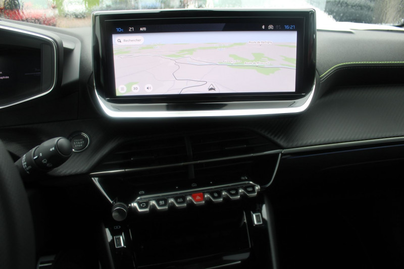 Photo 15 de l'offre de PEUGEOT 2008 PHASE 4 GT 145 CV HYBRIDE GPS 3D TOIT PANO CAMÃRA 360Â° I-COKPIT JA 17 BOITE AUTO DCS-6 à 28900€ chez Bougel transactions