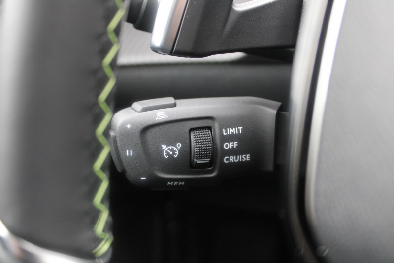 Photo 11 de l'offre de PEUGEOT 2008 PHASE 4 GT 145 CV HYBRIDE GPS 3D TOIT PANO CAMÃRA 360Â° I-COKPIT JA 17 BOITE AUTO DCS-6 à 28900€ chez Bougel transactions