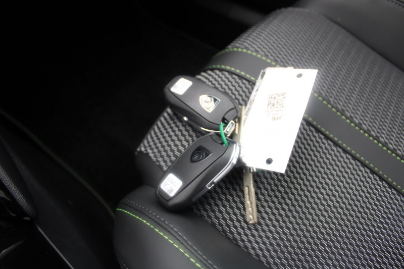 Photo 16 de l'offre de PEUGEOT 2008 PHASE 4 GT 145 CV HYBRIDE GPS 3D TOIT PANO CAMÃRA 360Â° I-COKPIT JA 17 BOITE AUTO DCS-6 à 28900€ chez Bougel transactions