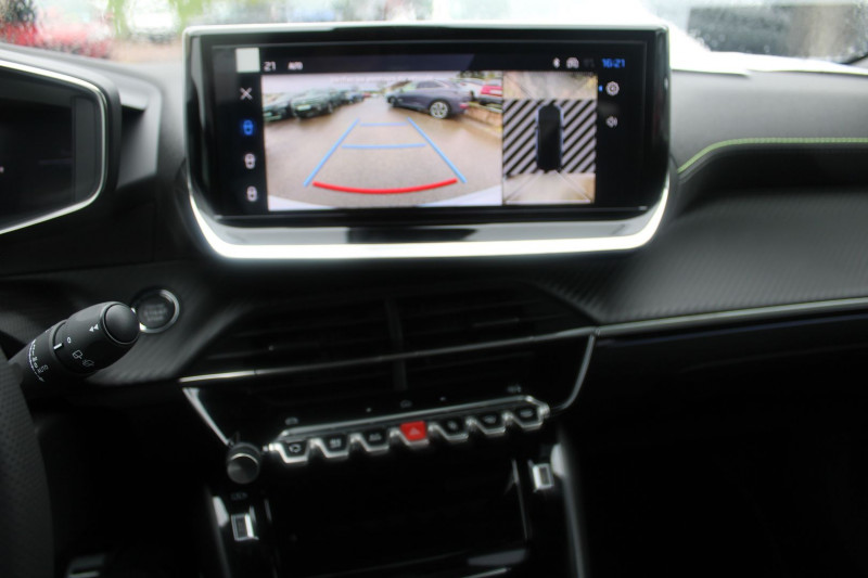 Photo 13 de l'offre de PEUGEOT 2008 PHASE 4 GT 145 CV HYBRIDE GPS 3D TOIT PANO CAMÃRA 360Â° I-COKPIT JA 17 BOITE AUTO DCS-6 à 28900€ chez Bougel transactions