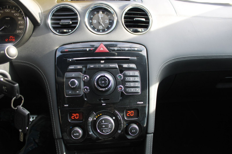 Photo 19 de l'offre de PEUGEOT RCZ 2L HDI 163 CV DIESEL GPS CUIR ELECT/CHAUFF RÃGULATEUR BLUETOOTH USB ABS LUXE BV6 à 13500€ chez Bougel transactions