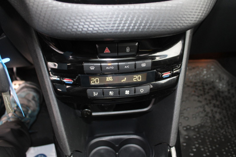 Photo 16 de l'offre de PEUGEOT 2008 II GT LINE SPORT LUXE 1L5 BLUEHDI 100 CV CAMÃRA TOIT PANO GRIPP CONTROL GPS LEDS à 13900€ chez Bougel transactions