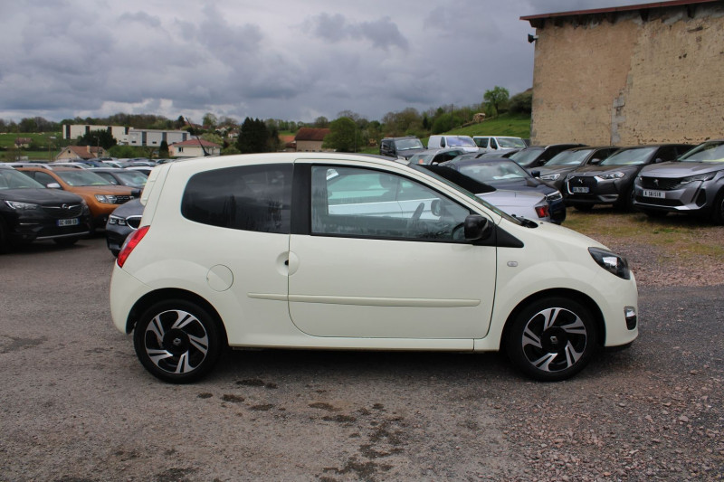 Photo 5 de l'offre de RENAULT TWINGO III 1L2 LEV 16V DYNAMIQUE ECOÂ² 75 CV CLIM AUDIO MP3 TOIT PANO USB JA 15 RÃGULATEUR à 7500€ chez Bougel transactions