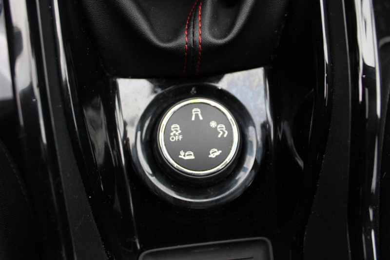 Photo 17 de l'offre de PEUGEOT 2008 II GT LINE SPORT LUXE 1L5 BLUEHDI 100 CV CAMÃRA TOIT PANO GRIPP CONTROL GPS LEDS à 13900€ chez Bougel transactions