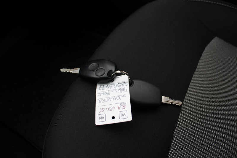 Photo 16 de l'offre de DACIA DUSTER II LAUREATE PLUS 1L5 DCI 110 CV "4X4" CLIM MP3 USB BLUETOOTH ATTELAGE ROUE SECOURS à 13500€ chez Bougel transactions