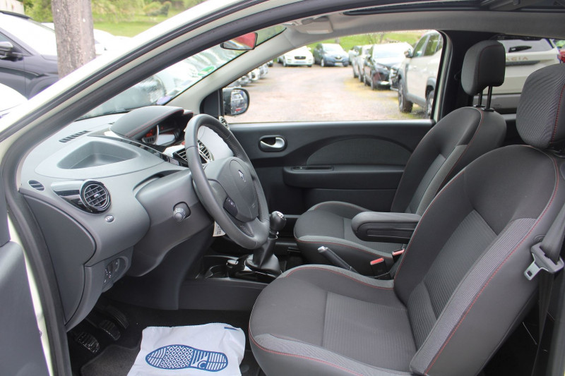Photo 8 de l'offre de RENAULT TWINGO III 1L2 LEV 16V DYNAMIQUE ECOÂ² 75 CV CLIM AUDIO MP3 TOIT PANO USB JA 15 RÃGULATEUR à 7500€ chez Bougel transactions