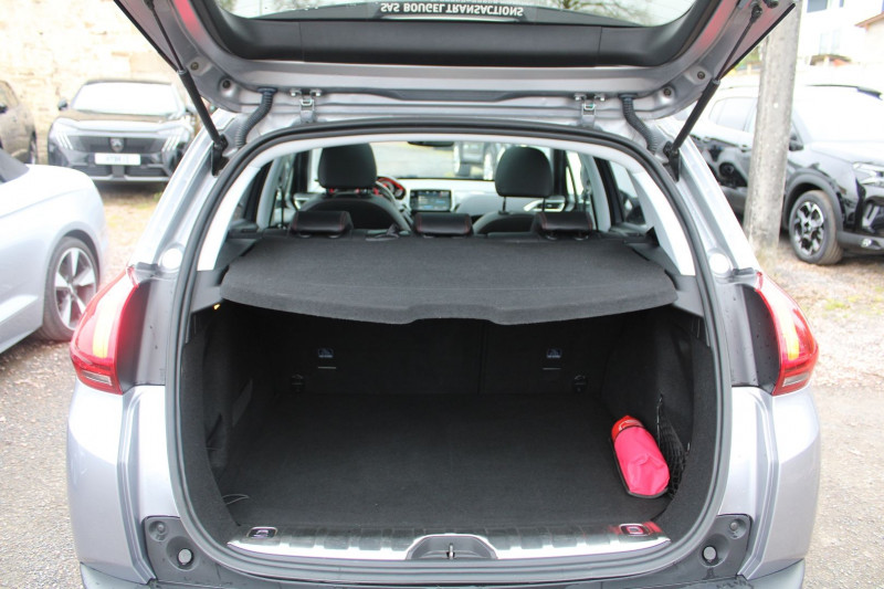 Photo 7 de l'offre de PEUGEOT 2008 II GT LINE SPORT LUXE 1L5 BLUEHDI 100 CV CAMÃRA TOIT PANO GRIPP CONTROL GPS LEDS à 13900€ chez Bougel transactions