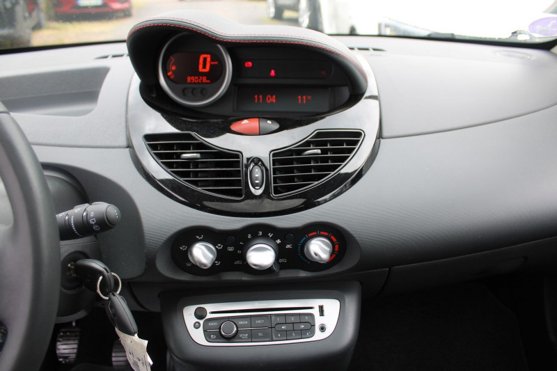 Photo 10 de l'offre de RENAULT TWINGO III 1L2 LEV 16V DYNAMIQUE ECOÂ² 75 CV CLIM AUDIO MP3 TOIT PANO USB JA 15 RÃGULATEUR à 7500€ chez Bougel transactions